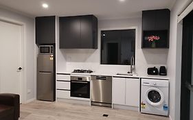 New Modern Suite- Secure Gated Parking, River Road Executive